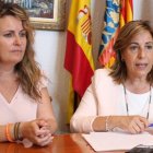 Cristina Fernández (izquierda), portavoz de Ciudadanos en el Ayuntamiento de Benicàssim, junto a Susana Marqués, alcaldesa de Benicàssim.