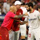 Isco, atendiendo las instrucciones de Sampaoli en un partido reciente del Sevilla.