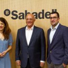 Ganadora del XIX Premio Fundación Banco Sabadell a la Investigación Biomédica, Elvan Böke, el presidente de Banco Sabadell, Josep Oliu, y el ganador del VIII Premio Fundación Banco Sabadell a las Ciencias y a la Ingeniería, Manuel Delgado