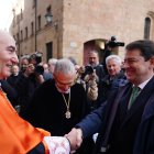 El presidente del Consejo Social de la Universidad de Salamanca, Ignacio Sánchez Galán (i), junto al presidente de la Junta de Castilla y León, Alfonso Fernández Mañueco (d), a su llegada al acto de investidura como Doctor Honoris Causa de la USAL, a título póstumo, a Miguel de Unamuno, en el paraninfo de la USAL, a 6 de marzo de 2024, en Salamanca, Castilla y León (España). La Universidad de Salamanca (USAL) ha nombrado a Miguel de Unamuno como Doctor Honoris Causa, doctorado que le ha concedido a título póstumo. Con este acto la institución académica reconoce a quien fuera rector del Estudio salmantino durante casi 20 años en tres periodos distintos entre 1900 y 1936.
06 MARZO 2024;USAL;DOCTOR;DOCTORADO;LITERATURA;ESCRITOR;CULTURA;UNIVERSIDAD;ESTUDIOS
Manuel Laya / Europa Press
(Foto de ARCHIVO)
06/3/2024