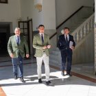 El presidente de la junta de Andalucía, Juanma Moreno, con el consejero de presidencia, Antonio Sanz, y el portavoz del PP-A Toni Martín.