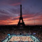 La torre Eiffel, París y voleyplaya. ¿Foto de los JJOO?