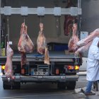 Repartiendo carne en uno de los mercados españoles.  Photo: Marcus Brandt/dpa
29/7/2024 ONLY FOR USE IN SPAIN