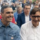 El presidente del Gobierno, Pedro Sánchez, junto al socialista Salvador Illa.