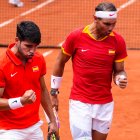 Alcaraz y Nadal, tras ganar un punto en su partido de octavos de final.