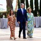 La Reina Letizia, el Rey Felipe y la Reina Sofía, este lunes en Palma.