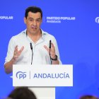 El presidente del Partido Popular Andaluz y de la Junta de Andalucía, Juanma Moreno interviene en el Comité regional del PP-A en Sevilla.