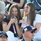 La Princesa Leonor y la Infanta Sofia bromean con su móvil en un partido de Voley Playa en los JJOO de París