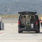 Isabel Pantoja, en el aeropuerto de Castellón tras el concierto.