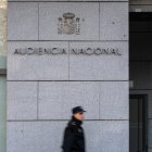 Un agente de Policía Nacional camina frente a la Audiencia Nacional, a 8 de enero de 2024, en Madrid (España). La Audiencia Nacional juzga desde hoy  al que fuera comisario del Aeropuerto de Madrid-Barajas Carlos Salamanca, por presuntamente facilitar la entrada de ciudadanos ecuatoguineanos en España por esa vía a cambio de dádivas que le proporcionaba el empresario Francisco Menéndez Rubio. La Fiscalía pide para él diez años de prisión por un delito de cohecho pasivo y otro contra los derechos de los ciudadanos extranjeros.
08 ENERO 2024;MADRID;AUDIENCIA NACIONAL;COMISARIO DE BARAJAS
Diego Radamés / Europa Press
(Foto de ARCHIVO)
08/1/2024