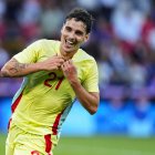 Sergio Camello celebra uno de sus goles contra Francia para ganar el oro olímpico.