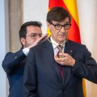 El ya expresidente de la Generalitat, Pere Aragonès, pone la medalla de la presidencia al y el nuevo presidente de Cataluña, Salvador Illa.