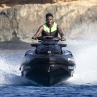 Vinicius Junior se divierte con una moto de agua, en Ibiza