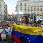 La presidenta de la Comunidad de Madrid, Isabel Díaz Ayuso, con la bandera de Venezuela