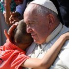 Un niño abraza al Papa Francisco en una audiencia de los miércoles en el Vaticano.