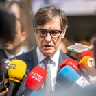 El presidente de la Generalitat, Salvador Illa, atiende a los medios de comunicación