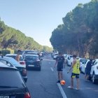 Jóvenes jugando al fútbol en plena autopista AP-4 al estar colapsada por un accidente de tráfico.