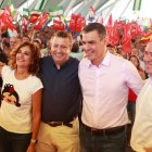 El secretario general del PSOE, Pedro Sánchez, con Espadas, Montero y Fernández en un acto en Sevilla.