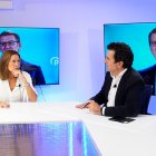 Marta Gómez Montero con Javier López en los estudios de ESdiario