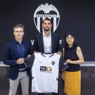 Rafa Mir durante su presentación con el Valencia C.F., este verano