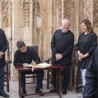 El president de la Generalitat, Carlos Mazón, el presidente del Tribunal de las Aguas, Francisco Almenar Cubells, y la alcaldesa de Valencia, María José Catalá