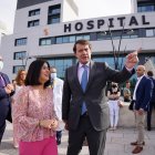 El presidente de Castilla y León, Alfonso Fernández Mañueco, durante una visita al Hospital Universitario de Salamanca de la exministra de Sanidad, Carolina Darias.
