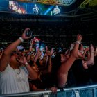 Ambiente en el último concierto en el estadio Santiago Bernabéu del grupo Aventura, con Romeo Santos.