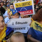 Decenas de venolanos durante una concentración frente al Congreso