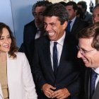 La presidenta de la Comunidad de Madrid, Isabel Díaz Ayuso, el president de la Generalitat, Carlos Mazón, y el alcalde de Madrid, José Luis Martínez Almeida.