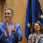 Pedro Sánchez y María Jesús Montero, en la reunión interparlamentaria de los socialistas.