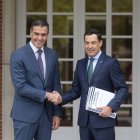 El presidente del Gobierno, Pedro Sánchez, saluda al presidente de la Junta de Andalucía, Juanma Moreno, en la Moncloa.