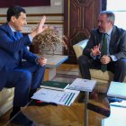 El presidente de la Junta de Andalucía, Juanma Moreno, con el  secretario general del PSOE A, Juan Espadas, en San Telmo, Sevilla.