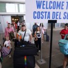 Cientos de turistas a su llegada al aeropuerto de Málaga.