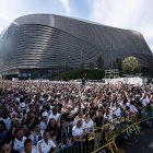 Vista exterior del Santiago Bernabéu antes de un partido