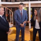 (Foto de ARCHIVO)
(I-D) El secretario de Organización del Partido Socialista, Santos Cerdán y el presidente del Gobierno en funciones, Pedro Sánchez, reciben a la diputada de Junts, Miriam Nogueras, durante su ronda de contactos, a 13 octubre de 2023, en Madrid (España). El candidato del PSOE a la reelección, concluye hoy su primera ronda de contactos para tantear posibles apoyos a su investidura. Esta primera ronda finaliza con los encuentros con Junts, cuyo voto es clave, y su primera reunión con una representación de Bildu. Tras recibir el encargo del Rey, Sánchez inició una ronda de contactos en la que prevé reunirse con todos los grupos parlamentarios excepto Vox, además de sindicatos, patronal y asociaciones de varios sectores.

Eduardo Parra / Europa Press
13 OCTUBRE 2023;RONDA;CONTACTOS;REUNIÓN;INVESTIDURA;PSOE;PARTIDO;SOCIALISTA;BILDU;JUNTS
13/10/2023