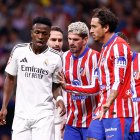 Vinicius, rodeado de algunos futbolistas del Atlético de Madrid durante el derbi de este domingo.