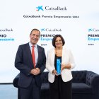 El consejero delegado de CaixaBank, Gonzalo Gortázar, y la CEO de Frit Ravich, Judith Viader, ganadora ‘CaixaBank Premio Empresaria’ 2024.