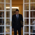 El presidente del Gobierno, Pedro Sánchez, saliendo de las puertas de Moncloa.