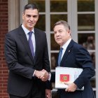 El presidente del Gobierno, Pedro Sánchez, durante su reunión con el presidente de Castilla-La Mancha, Emiliano García-Page.