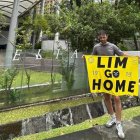 Dani Cuesta, en Singapur con su bandera contra Peter Lim