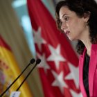 La presidenta de la Comunidad de Madrid, Isabel Díaz Ayuso, protagoniza el Diálogo AmChamSpain, encuentro informativo organizado por la Cámara de Comercio de EE.UU. en España, a 8 de octubre.