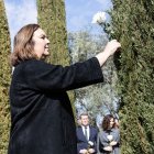 La presidenta de la Asociación Víctimas del Terrorismo (AVT), Maite Araluce, en la ofrenda floral durante el acto en recuerdo a las víctimas del terorrismo.