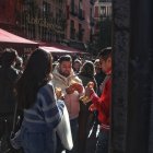 (Foto de ARCHIVO)
Varias personas comen un bocadillo de calamares durante el aperitivo de Nochebuena en el centro de la ciudad, a 24 de diciembre de 2023, en Madrid (España). El aperitivo de Nochebuena es llamado popularmente 'Tardebuena'. La hostelería de España cierra 2023 con un crecimiento anual entre un 5% y un 10% con respecto al año anterior.

Ricardo Rubio / Europa Press
24 DICIEMBRE 2023;AMBIENTE;APERITIVO;RECURSOS;NOCHEBUENA;TARDEBUENA;HOSTELERÍA
24/12/2023