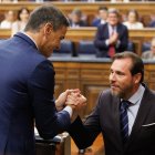 Pedro Sánchez saluda a Óscar Puente en el Congreso de los Diputados.