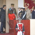 Felipe VI y Leonor con Pedro Sanchez y Margarita Robles, resguardándose de la lluvia.