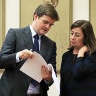 El letrado mayor de las Cortes, Fernando Galindo, con la presidenta del Congreso, Francina Armengol