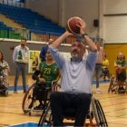 El secretario general del PSOE-A, Juan Espadas, jugando al baloncesto en Vélez-Málaga.