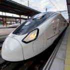 (Foto de ARCHIVO)
El tren de alta velocidad de la serie 106 en el andén de la estación de Chamartín Clara Campoamor para viajar a A Coruña, a 16 de mayo de 2024, en Madrid (España). Puente ha viajado en uno de los nuevos AVE S106 de Renfe. El tren viaja a 300 km/h hasta A Coruña y su puesta en servicio es el próximo 21 de mayo.

Alberto Ortega / Europa Press
16 MAYO 2024;OSCAR PUENTE;VALLADOLID;MADRID;A CORUÑA
16/5/2024