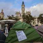 Tiendas de campaña con carteles durante la acampada de vivienda en la Plaza del Ayuntamiento