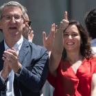 El presidente del Partido Popular, Alberto Núñez Feijóo, y la presidenta de la Comunidad de Madrid, Isabel Díaz Ayuso, durante una manifestación del PP contra Sánchez.